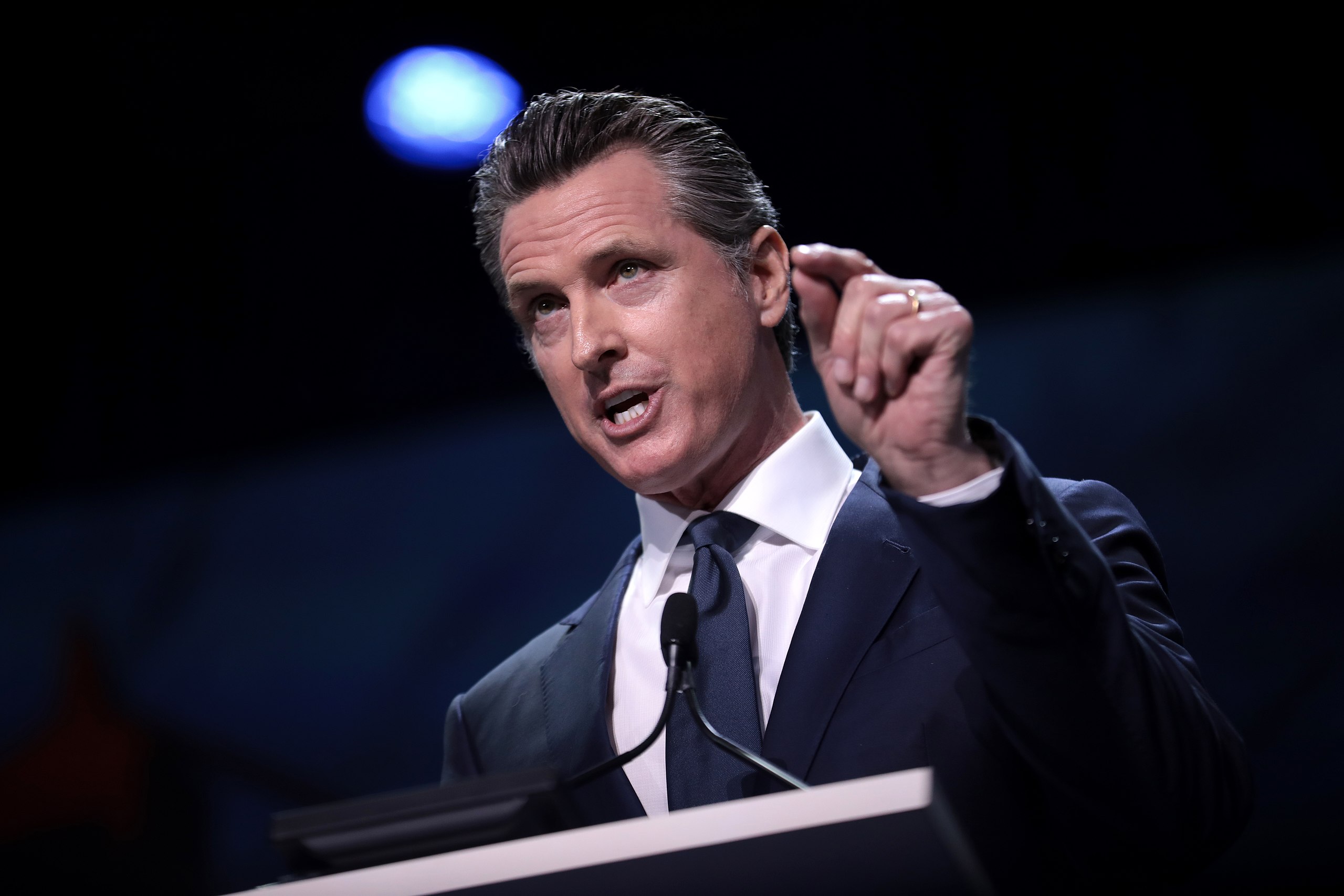 California gov. vetoes AI safety bill 或 Governor of California vetoes expansive AI safety bill